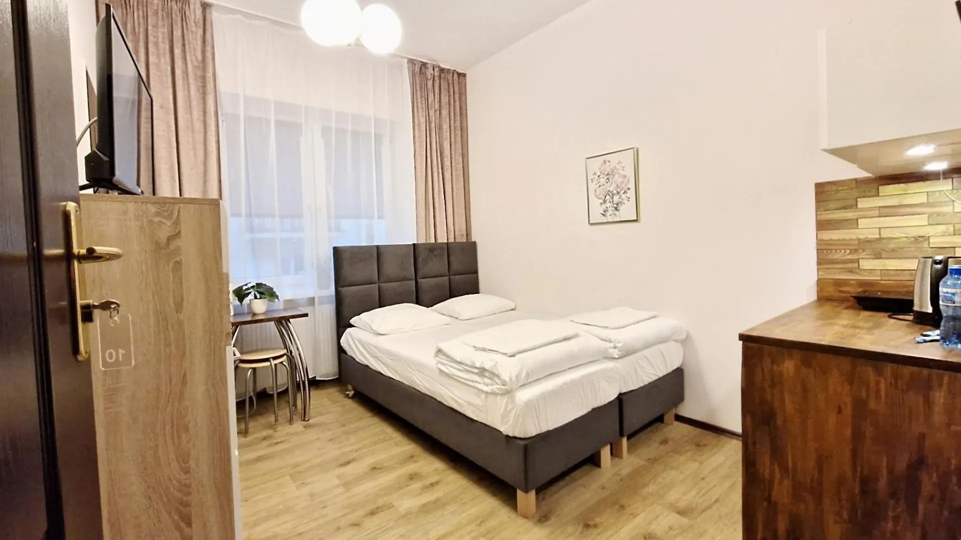 Aparthotel Apart Hostel Helvetia B&B Warsaw